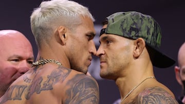 LAS VEGAS, NEVADA - DECEMBER 10: Charles Oliveira of Brazil and Dustin Poirier face off during the UFC 269 ceremonial weigh-in at MGM Grand Garden Arena on December 10, 2021 in Las Vegas, Nevada.   Carmen Mandato/Getty Images/AFP == FOR NEWSPAPERS, INTER