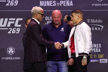 UFC president Dana White (centre) watches on as Oliveira (left) and Poirier face off during the UFC 269 press conference at MGM Grand Garden Arena on Thursday.